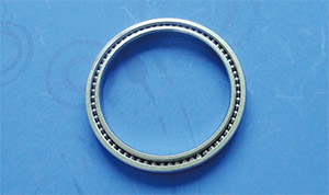 Full ball bearing with hole to load the ball